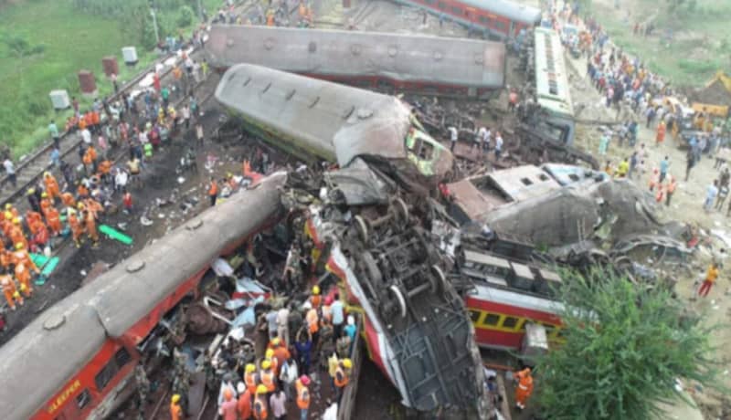 印度发生严重火车事故，科罗曼德快车在奥迪沙邦撞上了另一列火车的出轨车厢，233人死亡，900人受伤！