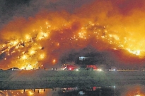 印度首都新德里最大的垃圾填埋场发生大火，导致居民呼吸困难！