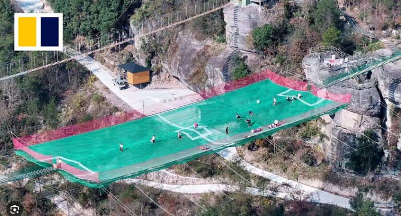 中国的空中游乐场引发安全担忧，两座悬崖之间的大网建造了一个空中游乐场！ ...