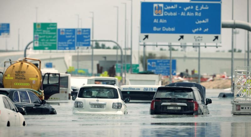 暴雨一天内降下一年的雨量，迪拜的道路变成了河流！