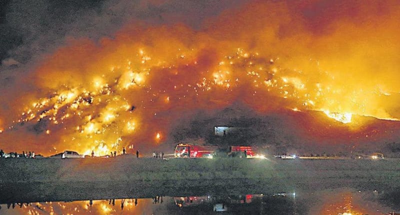 印度首都新德里最大的垃圾填埋场发生大火，导致居民呼吸困难！