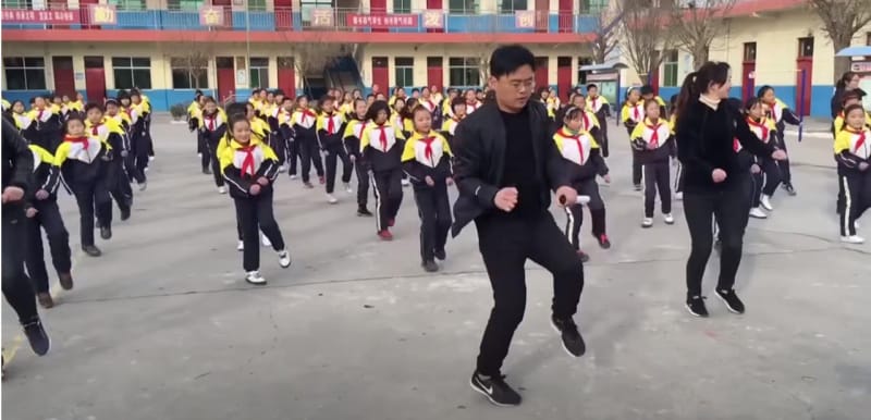 中国校长在课间休息时教学生跳曳步舞!