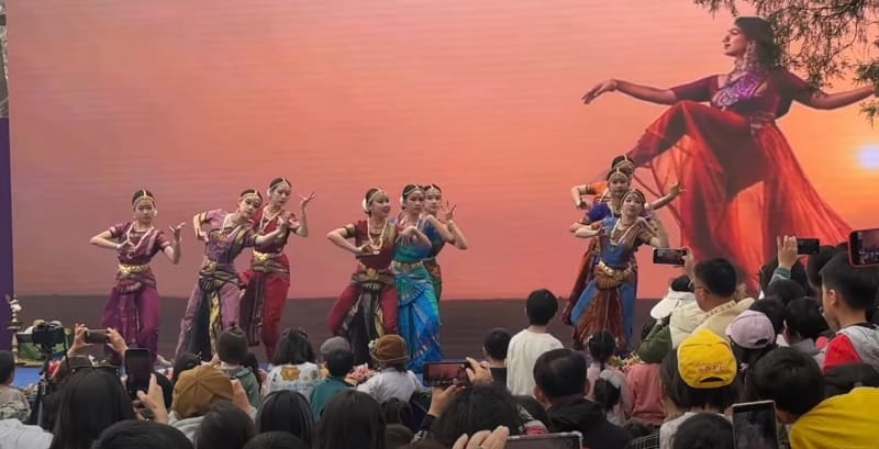 中国女孩跳印度古典舞|中国的胡里节庆祝活动!
